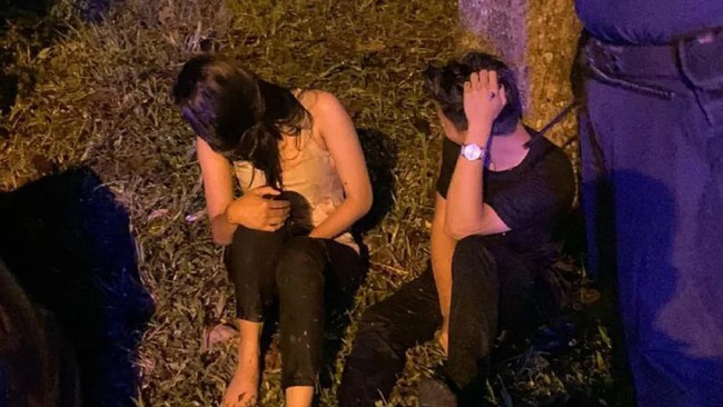 &ldquo;M&acirc;y mưa&rdquo; trong &ocirc; t&ocirc;, cặp đ&ocirc;i hốt hoảng khi bị cảnh s&aacute;t bắt gặp n&ecirc;n vội rời đi, kh&ocirc;ng ngờ g&acirc;y tai nạn thiệt hại cả người lẫn m&igrave;nh - Ảnh 1.