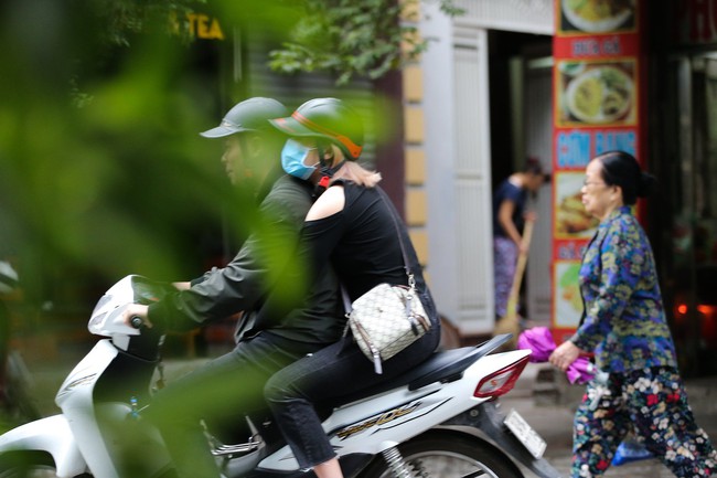 Hà Nội: Không khí lạnh tràn về, nhiệt độ giảm mạnh, người dân co ro, mặc áo ấm khi ra đường - Ảnh 6. Hà Nội: Không khí lạnh tràn về, nhiệt độ giảm mạnh, người dân co ro, mặc áo ấm khi ra đường - Ảnh 6.