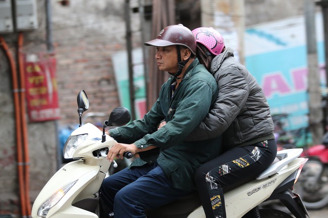 Hà Nội: Không khí lạnh tràn về, nhiệt độ giảm mạnh, người dân co ro, mặc áo ấm khi ra đường - Ảnh 1. Hà Nội: Không khí lạnh tràn về, nhiệt độ giảm mạnh, người dân co ro, mặc áo ấm khi ra đường - Ảnh 1.
