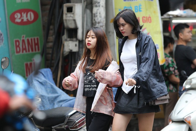 Hà Nội: Không khí lạnh tràn về, nhiệt độ giảm mạnh, người dân co ro, mặc áo ấm khi ra đường - Ảnh 7. Hà Nội: Không khí lạnh tràn về, nhiệt độ giảm mạnh, người dân co ro, mặc áo ấm khi ra đường - Ảnh 7.