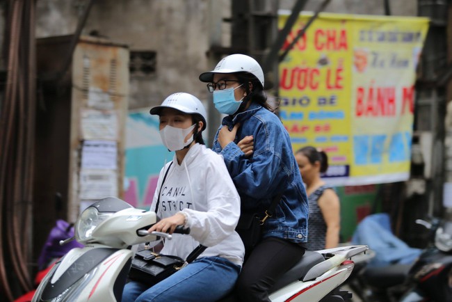 Hà Nội: Không khí lạnh tràn về, nhiệt độ giảm mạnh, người dân co ro, mặc áo ấm khi ra đường - Ảnh 2. Hà Nội: Không khí lạnh tràn về, nhiệt độ giảm mạnh, người dân co ro, mặc áo ấm khi ra đường - Ảnh 2.