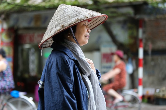 Hà Nội: Không khí lạnh tràn về, nhiệt độ giảm mạnh, người dân co ro, mặc áo ấm khi ra đường - Ảnh 8. Hà Nội: Không khí lạnh tràn về, nhiệt độ giảm mạnh, người dân co ro, mặc áo ấm khi ra đường - Ảnh 8.