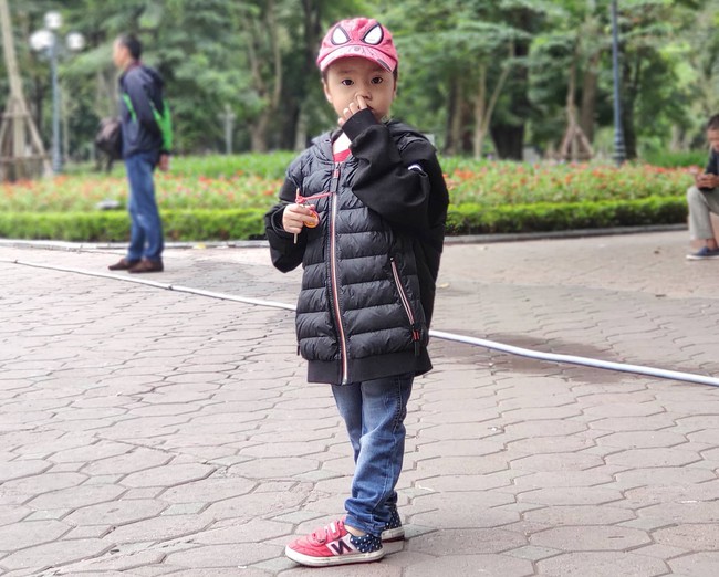 Hà Nội: Không khí lạnh tràn về, nhiệt độ giảm mạnh, người dân co ro, mặc áo ấm khi ra đường - Ảnh 9. Hà Nội: Không khí lạnh tràn về, nhiệt độ giảm mạnh, người dân co ro, mặc áo ấm khi ra đường - Ảnh 9.