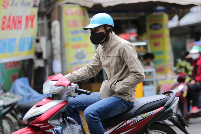 Hà Nội: Không khí lạnh tràn về, nhiệt độ giảm mạnh, người dân co ro, mặc áo ấm khi ra đường - Ảnh 4. Hà Nội: Không khí lạnh tràn về, nhiệt độ giảm mạnh, người dân co ro, mặc áo ấm khi ra đường - Ảnh 4.