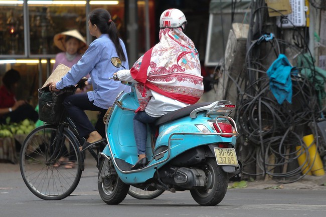 Hà Nội: Không khí lạnh tràn về, nhiệt độ giảm mạnh, người dân co ro, mặc áo ấm khi ra đường - Ảnh 10. Hà Nội: Không khí lạnh tràn về, nhiệt độ giảm mạnh, người dân co ro, mặc áo ấm khi ra đường - Ảnh 10.