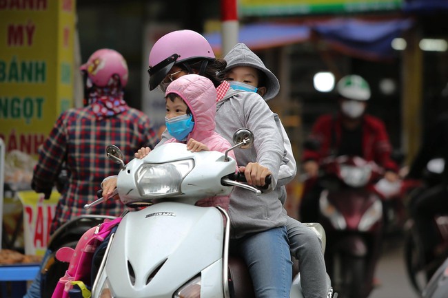 Hà Nội: Không khí lạnh tràn về, nhiệt độ giảm mạnh, người dân co ro, mặc áo ấm khi ra đường - Ảnh 5. Hà Nội: Không khí lạnh tràn về, nhiệt độ giảm mạnh, người dân co ro, mặc áo ấm khi ra đường - Ảnh 5.