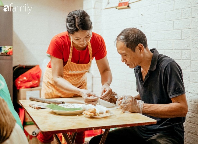 Chuyện về hàng quẩy đùi gà &quot;bán&quot; cả tuổi thơ cho bao người Hà Nội, bố mẹ chồng bán được bao nhiêu đều cho tiền hết con dâu - Ảnh 9.