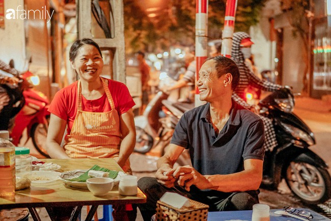 Chuyện về hàng quẩy đùi gà &quot;bán&quot; cả tuổi thơ cho bao người Hà Nội, bố mẹ chồng bán được bao nhiêu đều cho tiền hết con dâu - Ảnh 13.