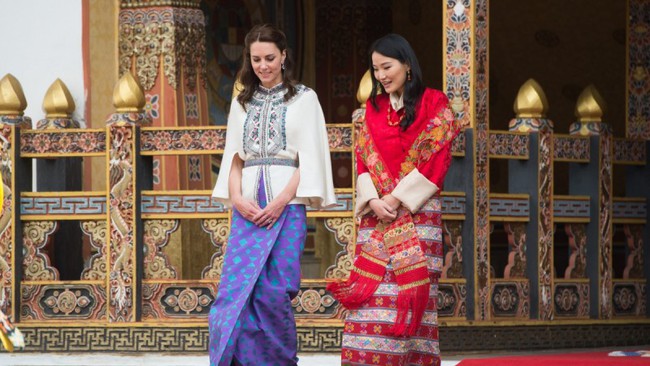 Hoàng hậu Bhutan được mệnh danh là &quot;Công nương Kate của châu Á&quot; với những điểm giống nhau ngỡ ngàng giữa hai nàng dâu hoàng gia - Ảnh 1.