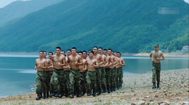 Sau lùm xùm bị vợ cắm sừng, Giả Nãi Lượng tái xuất bằng màn khoe cơ bụng săn chắc trong phim mới - Ảnh 7. Sau lùm xùm bị vợ cắm sừng, Giả Nãi Lượng tái xuất bằng màn khoe cơ bụng săn chắc trong phim mới - Ảnh 7.