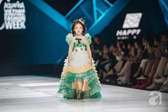 Hoa hậu H'Hen Niê bế em bé ung thư chính khoảnh khắc cả khán phòng như vỡ oà - một cái kết cảm xúc nhất trên sàn diễn ngày thứ 2 của AVIFW 2019 - Ảnh 3.