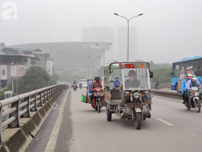 Thời tiết se lạnh, sương mù bất ngờ bao phủ Hà Nội, người dân lo sợ khi chỉ số ô nhiễm lại ở mức báo động tím - Ảnh 12.