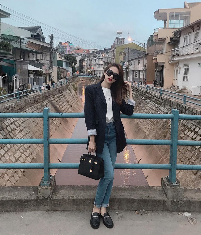 Diện toàn quần jeans là quần jeans, mà sao style của Hương Giang vẫn thú vị và "ăn chơi" đến thế! - Ảnh 4. Diện toàn quần jeans là quần jeans, mà sao style của Hương Giang vẫn thú vị và "ăn chơi" đến thế! - Ảnh 4.