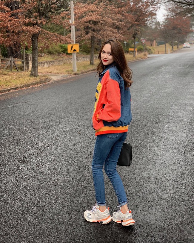 Diện toàn quần jeans là quần jeans, mà sao style của Hương Giang vẫn thú vị và "ăn chơi" đến thế! - Ảnh 9. Diện toàn quần jeans là quần jeans, mà sao style của Hương Giang vẫn thú vị và "ăn chơi" đến thế! - Ảnh 9.