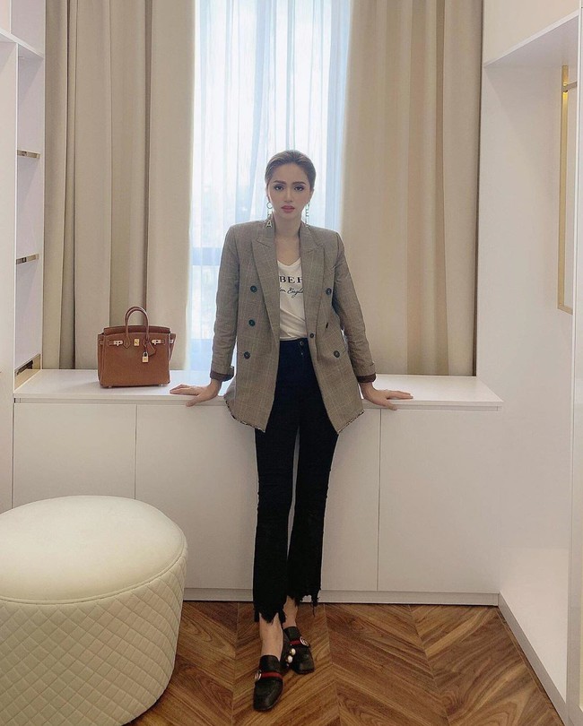 Diện toàn quần jeans là quần jeans, mà sao style của Hương Giang vẫn thú vị và "ăn chơi" đến thế! - Ảnh 7. Diện toàn quần jeans là quần jeans, mà sao style của Hương Giang vẫn thú vị và "ăn chơi" đến thế! - Ảnh 7.
