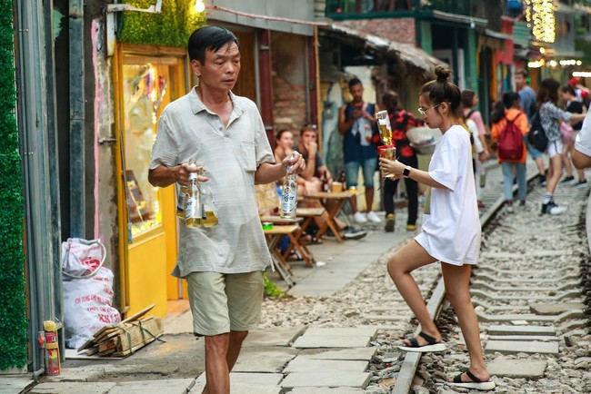 Đến phố cafe đường tàu Phùng Hưng, nhâm nhi ăn gì uống gì ngồi chờ tàu cho hợp "mốt"? - Ảnh 12. Đến phố cafe đường tàu Phùng Hưng, nhâm nhi ăn gì uống gì ngồi chờ tàu cho hợp "mốt"? - Ảnh 12.