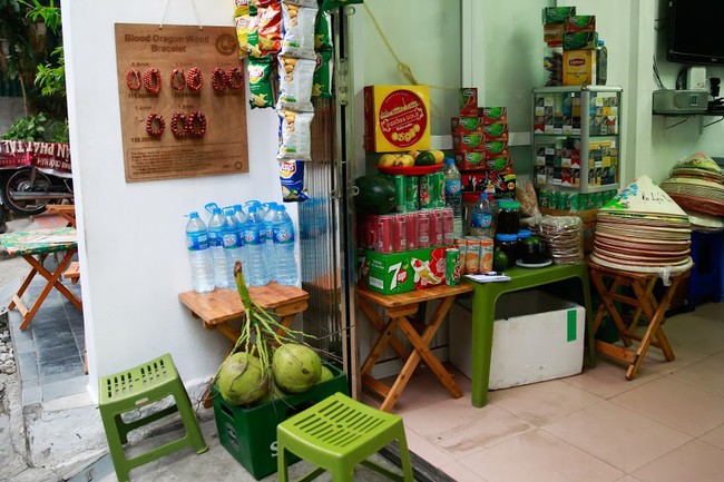 Đến phố cafe đường tàu Phùng Hưng, nhâm nhi ăn gì uống gì ngồi chờ tàu cho hợp "mốt"? - Ảnh 11. Đến phố cafe đường tàu Phùng Hưng, nhâm nhi ăn gì uống gì ngồi chờ tàu cho hợp "mốt"? - Ảnh 11.