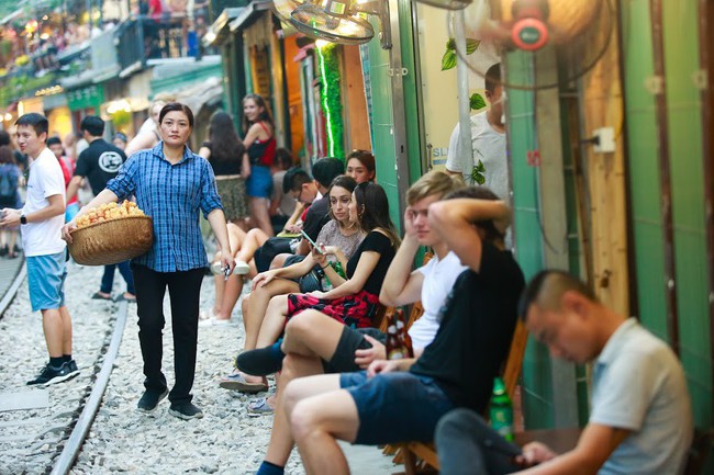 Đến phố cafe đường tàu Phùng Hưng, nhâm nhi ăn gì uống gì ngồi chờ tàu cho hợp "mốt"? - Ảnh 9. Đến phố cafe đường tàu Phùng Hưng, nhâm nhi ăn gì uống gì ngồi chờ tàu cho hợp "mốt"? - Ảnh 9.