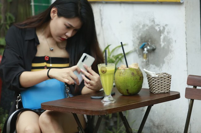 Đến phố cafe đường tàu Phùng Hưng, nhâm nhi ăn gì uống gì ngồi chờ tàu cho hợp "mốt"? - Ảnh 8. Đến phố cafe đường tàu Phùng Hưng, nhâm nhi ăn gì uống gì ngồi chờ tàu cho hợp "mốt"? - Ảnh 8.