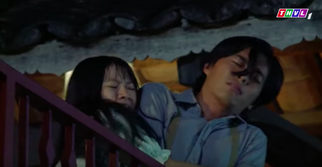 "Tiếng sét trong mưa": Quay cảnh nhảy lầu cao không cần bảo hộ, cậu Thanh Bình "liều mạng" vì phim là có thật  - Ảnh 2.