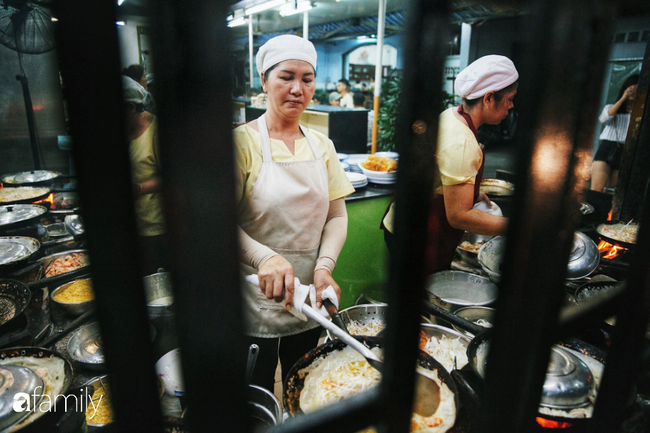 Tiệm bánh xèo nổi tiếng ở Sài Gòn, bao đợt khách Tây kéo tới đều bảo "ngon nhức nhối", nhìn con tôm thôi đã thấy chất lượng nằm ở đâu - Ảnh 4.