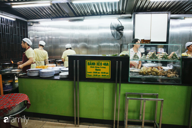 Tiệm bánh xèo nổi tiếng ở Sài Gòn, bao đợt khách Tây kéo tới đều bảo "ngon nhức nhối", nhìn con tôm thôi đã thấy chất lượng nằm ở đâu - Ảnh 1.