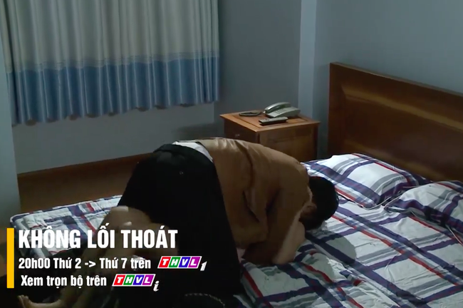"Kh&ocirc;ng lối tho&aacute;t": Xuất hiện cảnh n&oacute;ng g&acirc;y đỏ mặt của b&aacute;c sĩ với g&aacute;i ng&agrave;nh xinh đẹp  - Ảnh 7.
