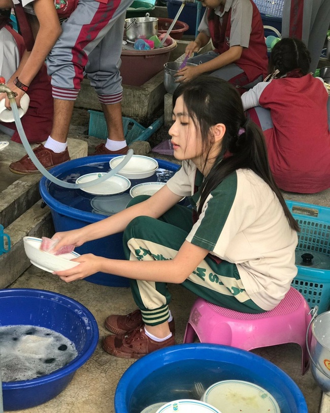 Chỉ ngồi rửa b&aacute;t th&ocirc;i, c&ocirc; g&aacute;i n&agrave;y cũng khiến cư d&acirc;n mạng thi nhau t&igrave;m kiếm info v&igrave; nhan sắc qu&aacute; xinh đẹp - Ảnh 2.