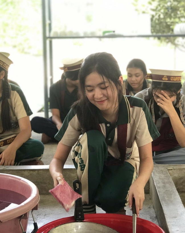 Chỉ ngồi rửa b&aacute;t th&ocirc;i, c&ocirc; g&aacute;i n&agrave;y cũng khiến cư d&acirc;n mạng thi nhau t&igrave;m kiếm info v&igrave; nhan sắc qu&aacute; xinh đẹp - Ảnh 3.