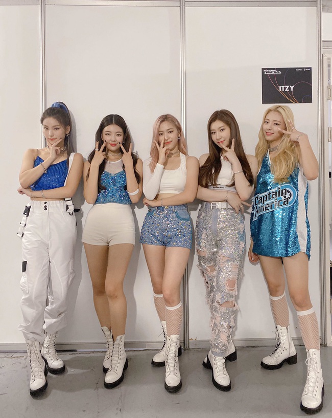 ITZY vượt mặt EVERGLOW giành giải tân binh nhưng vẫn bị chê tơi tả, netizen cà khịa: "JYP chỉ lo cho TWICE mà thôi" - Ảnh 3.