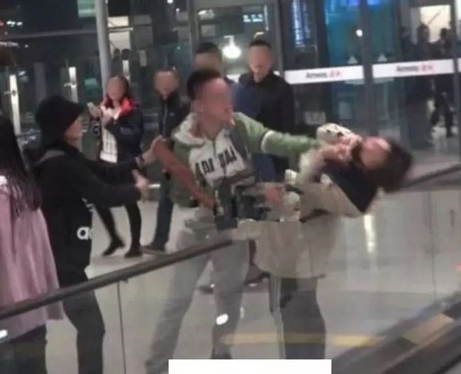 Hết bóp cổ fan của Angelababy rồi lại dùng thủ đoạn để ôm Vương Tuấn Khải... những kẻ livestream sân bay được xem là nỗi ám ảnh của sao Hoa ngữ lẫn người hâm mộ? - Ảnh 7.