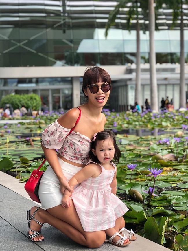 B&eacute; Myla mới hơn 1 tuổi m&agrave; đ&atilde; cao to bằng đứa trẻ 3 tuổi, h&oacute;a ra l&agrave; nhờ c&aacute;ch cho con ăn dặm cực kh&eacute;o của si&ecirc;u mẫu H&agrave; Anh - Ảnh 3.