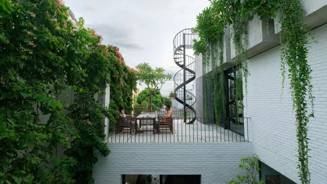Ngôi nhà đầy gió tự nhiên, cây xanh và ánh sáng thân thiện với môi trường dành cho gia đình 5 người ở Đà Nẵng - Ảnh 5.