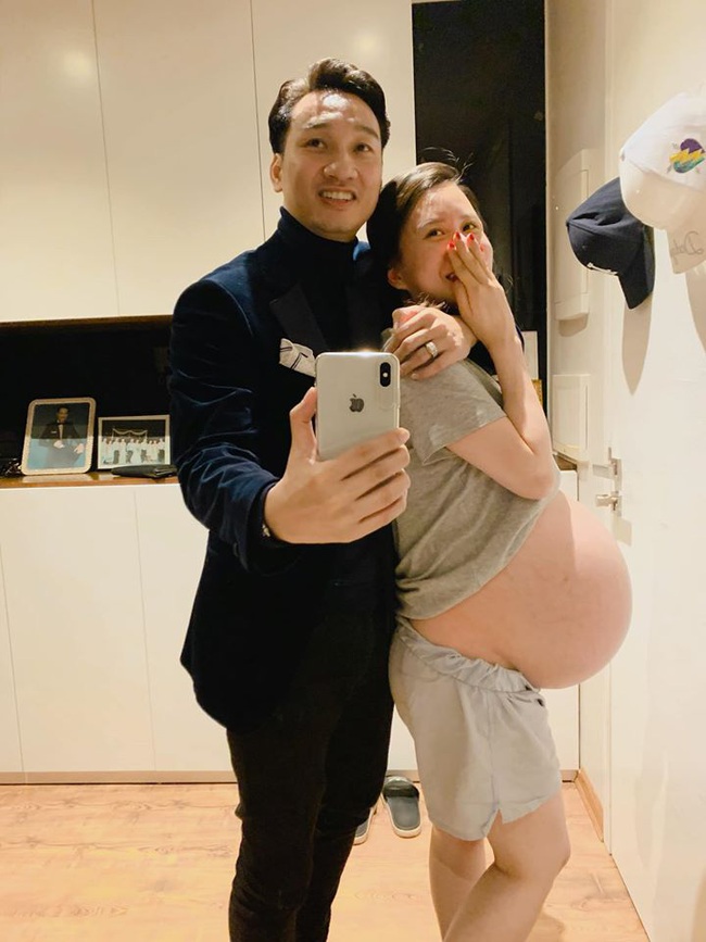Vợ MC Th&agrave;nh Trung bị chồng "d&igrave;m h&agrave;ng" th&ecirc; thảm với chiếc bụng to phải gập cả chun quần, nh&acirc;n tiện tiết lộ mua h&agrave;ng  hiệu để lấy dũng kh&iacute; đi đẻ - Ảnh 1.