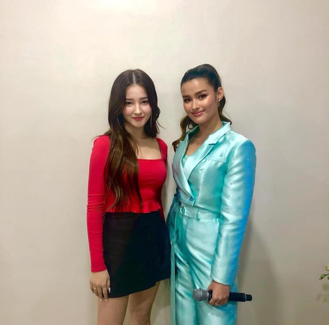 MOMOLAND trở lại sau nghi vấn lục đục: Được fan ch&agrave;o đ&oacute;n, Nancy "g&acirc;y b&atilde;o", đọ sắc với mỹ nh&acirc;n đẹp nhất thế giới - Ảnh 5.