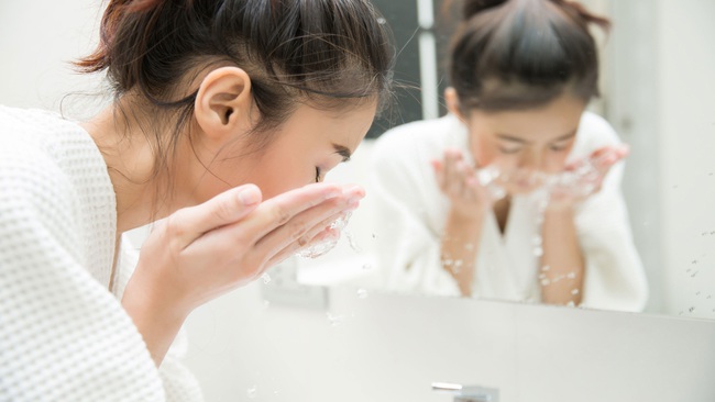 Sai lầm khi rửa mặt trong mùa đông mà 8/10 chị em đều mắc phải khiến da thô ráp và lão hóa không phanh - Ảnh 2.