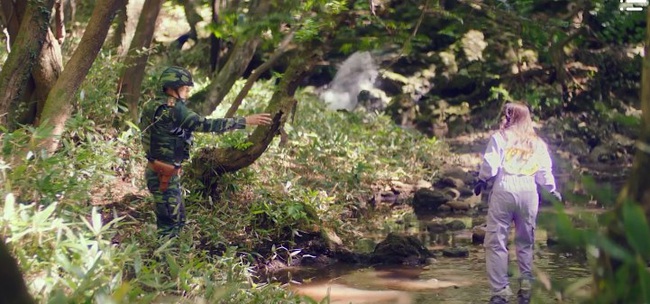 "Crash Landing On You": Son Ye Jin t&aacute;n tỉnh Hyun Bin đầy sến s&uacute;a, su&yacute;t nữa đ&atilde; c&oacute; cảnh h&ocirc;n ngay tập mở m&agrave;n - Ảnh 16.