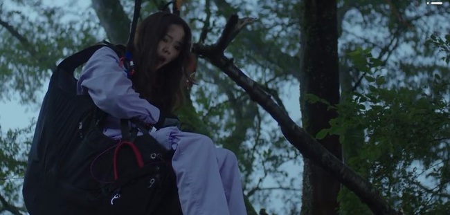"Crash Landing On You": Son Ye Jin t&aacute;n tỉnh Hyun Bin đầy sến s&uacute;a, su&yacute;t nữa đ&atilde; c&oacute; cảnh h&ocirc;n ngay tập mở m&agrave;n - Ảnh 9.