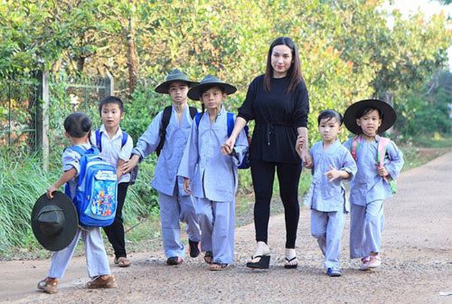 "K&yacute; ức vui vẻ": Phi Nhung kh&oacute;c nghẹn, &aacute;m ảnh qu&aacute; khứ l&agrave; con lai bị ch&ecirc; cười, mẹ ruột lấy chồng bỏ rơi c&ocirc;  - Ảnh 3.