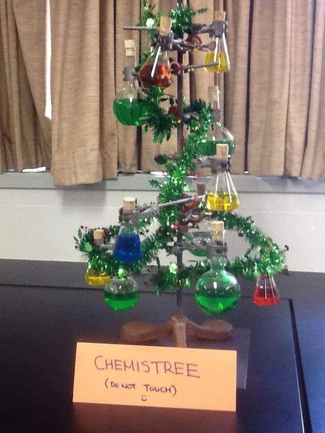 Nh&igrave;n lớp H&oacute;a đ&oacute;n Gi&aacute;ng sinh m&agrave; d&acirc;n t&igrave;nh hết hồn: L&agrave;m c&acirc;y th&ocirc;ng phi&ecirc;n bản "Chemistree", trang tr&iacute; lủng lẳng những ống nghiệm, h&oacute;a chất - Ảnh 1.