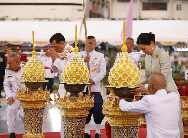 Sau khi Hoàng quý phi bị phế truất, Hoàng hậu Thái Lan ngày càng ghi điểm trước công chúng nhờ hai khoảnh khắc ý nghĩa này - Ảnh 5.