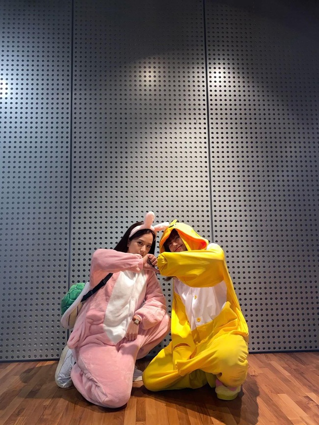 Kh&ocirc;ng biến s&acirc;n bay th&agrave;nh s&agrave;n diễn, Jisoo v&agrave; Lisa vẫn chiếm trọn spotlight với m&agrave;n cosplay thỏ - vịt "cute v&ocirc; đối" - Ảnh 1.