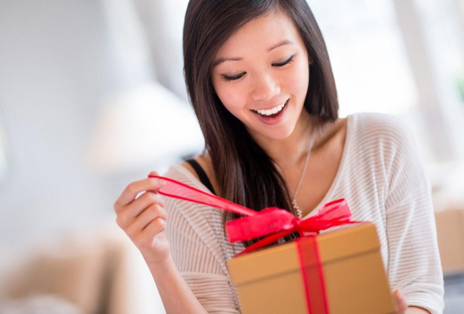 Mua biếu cấp tr&ecirc;n giỏ hoa quả dịp năm mới, n&agrave;ng c&ocirc;ng sở bị sếp trả về, chị kế to&aacute;n bĩu m&ocirc;i ch&ecirc; "2020 rồi m&agrave; c&ograve;n tặng thứ đồ n&agrave;y!" - Ảnh 1.