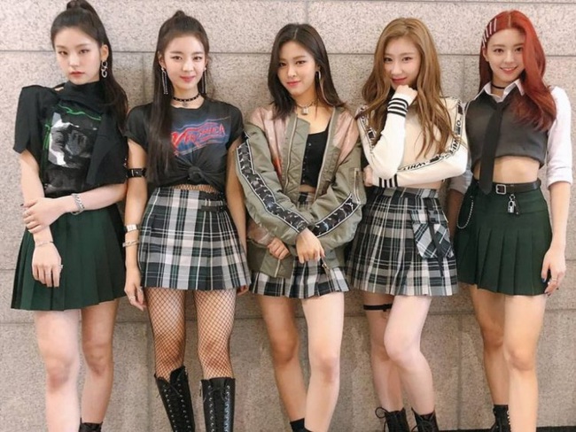 Hết d&iacute;nh nghi &aacute;n đạo nh&aacute;i phong c&aacute;ch, "em g&aacute;i" TWICE lại bị tố học theo cả trang phục biểu diễn của BLACKPINK - Ảnh 6.