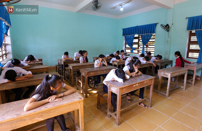 Buổi ch&agrave;o cờ đầu năm mới ch&igrave;m trong nước mắt ở ng&ocirc;i trường c&oacute; 6 học sinh đuối nước thương t&acirc;m - Ảnh 11.