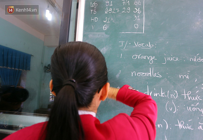 Buổi ch&agrave;o cờ đầu năm mới ch&igrave;m trong nước mắt ở ng&ocirc;i trường c&oacute; 6 học sinh đuối nước thương t&acirc;m - Ảnh 12.