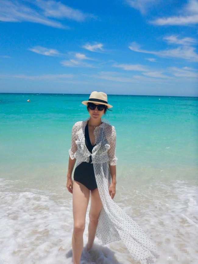 Bất ngờ với th&acirc;n h&igrave;nh nuột n&agrave;, v&ocirc; c&ugrave;ng n&oacute;ng bỏng của U60 Lưu Gia Linh khi diện bikini - Ảnh 4.