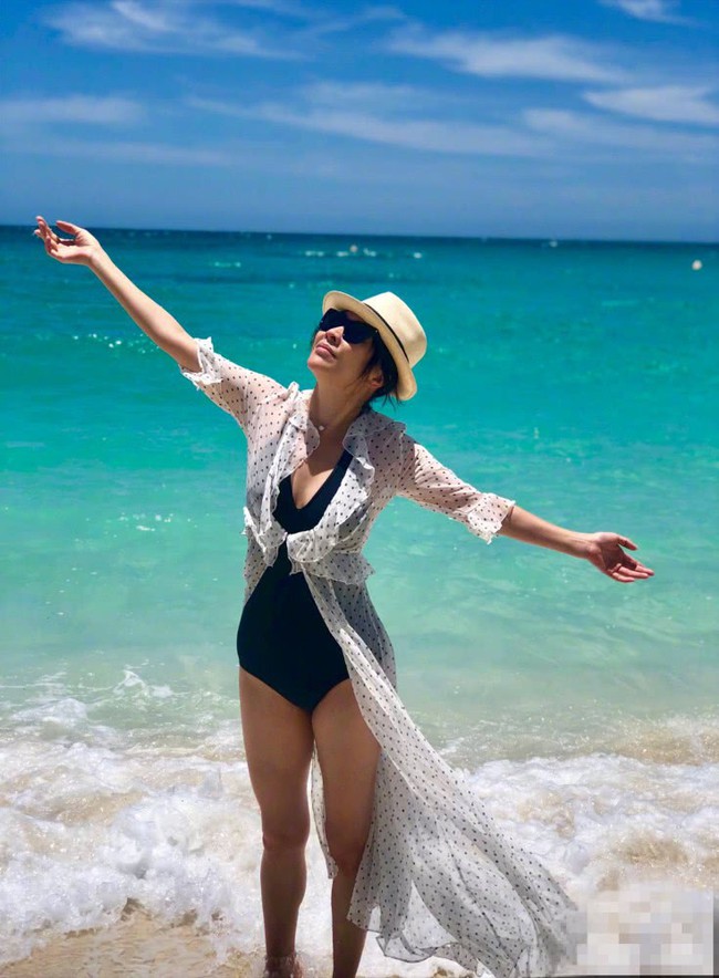 Bất ngờ với th&acirc;n h&igrave;nh nuột n&agrave;, v&ocirc; c&ugrave;ng n&oacute;ng bỏng của U60 Lưu Gia Linh khi diện bikini - Ảnh 3.