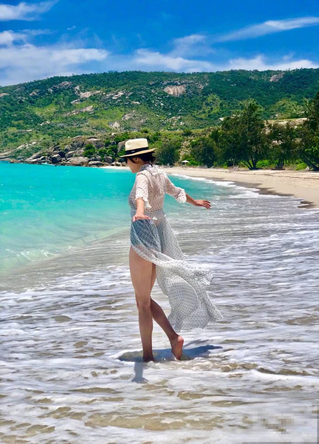 Bất ngờ với th&acirc;n h&igrave;nh nuột n&agrave;, v&ocirc; c&ugrave;ng n&oacute;ng bỏng của U60 Lưu Gia Linh khi diện bikini - Ảnh 1.