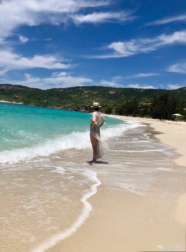 Bất ngờ với th&acirc;n h&igrave;nh nuột n&agrave;, v&ocirc; c&ugrave;ng n&oacute;ng bỏng của U60 Lưu Gia Linh khi diện bikini - Ảnh 2.